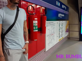 Macho safado se exita na estação de metr0 e se alivia com a puta oferecida ( completo no red e subscrição)